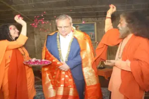 Maha Kumbh 2025 : यूनेस्को के निदेशक टिम कर्टिस ने किया संगम में स्नान