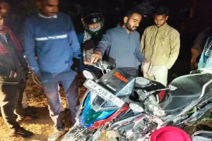 लखीमपुर खीरी: उत्तराखंड के बाइक सवार युवक की ट्रक की टक्कर से दर्दनाक मौत 