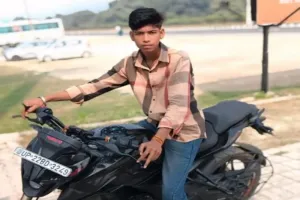 रामपुर : सड़क हादसे में कक्षा 11 के छात्र की मौत, तेज रफ्तार कार ने बाइक में मारी टक्कर