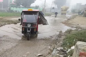 मुरादाबाद : ये स्वीमिंग पूल नहीं, गोविंदपुर- सक्टूनगला मार्ग पर गड्ढों में भरा पानी है जनाब!  