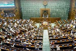 वित्त विधेयक लोकसभा में पेश, सदन की कार्यवाही सोमवार 11 बजे तक स्थगित