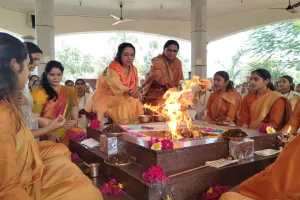 चोटीपुरा में गुरुकुल के संस्कारों से अभिभूत दिखीं हेमा मालिनी  