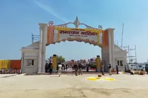 Bareilly: दो लाख फूलों से सजी रामायण वाटिका, शिवलिंग और राम मंदिर की झलक देखने को लोगों की उमड़ी भीड़