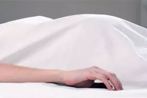 कार की टक्कर से गर्भवती की मौत, पति की हालत नाजुक      