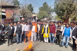 शाहजहांपुर: हिन्दू जागरण मंच के कार्यकर्ताओं ने अबू आजमी का फूंका पुतला