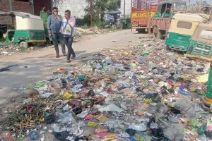 कासगंज : शहर के आवास विकास कॉलोनी में साफ सफाई व्यवस्था ध्वस्त, दुर्गंध से लोग परेशान