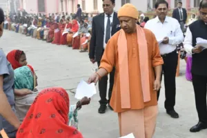 Bareilly: अफसर गंभीरता से नहीं सुन रहे शिकायतें...किराया खर्च कर योगी दरबार पहुंच रहे फरियादी