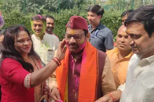 रामपुर : मुख्तार अब्बास नकवी ने भाजपाइयों के साथ खेली होली, गुलाल लगाकर दी बधाई