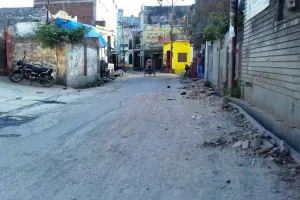  लखीमपुर खीरी: रेलवे स्टेशन और बस अड्डे जाने वाली सड़क पर गड्ढे, यात्री परेशान