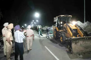 शंभू बॉर्डर पर यातायात बहाल, खनौरी में रास्ता खोलने की तैयारी...आक्रोशित किसानों ने किया प्रदर्शन