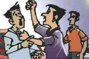 पानी की बर्बादी पर दुकानदार को गिरा-गिरा कर पीटा   