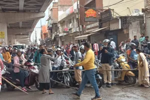 रांची बंद से परेशान लोग, सड़कों पर लाठी-डंडे लेकर उतरें लोग