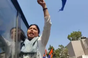 रामजीलाल सुमन के आवास हुए हमले के विरोध में पल्लवी पटेल ने किया प्रदर्शन, पुलिस ने लिया हिरासत में