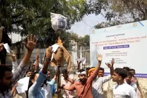 राणा सांगा टिप्पणी विवाद पर लखनऊ यूनिवर्सिटी में भड़का जनाक्रोश, छात्रों ने फूंका सपा सांसद का पुतला 