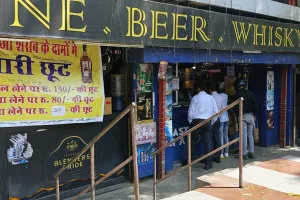 लखनऊः पोस्टर लगाकर बेची जा रही छूट पर शराब, चंद कदमों पर पुलिस चौकी, पुलिसकर्मी मौन