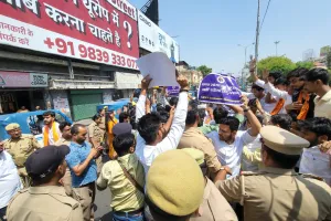 महापुरुषों का अपमान नहीं सहेगा हिन्दुस्तान... राणा सांगा पर छिड़ा संग्राम, सपा प्रमुख के खिलाफ सड़क पर उतरी ABVP, फूंका पुतला