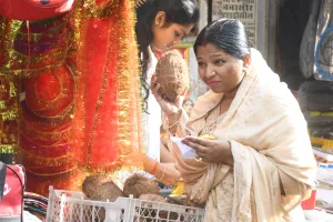 भक्तों से बाजार मालामाल, नवरात्र में सामानों की कीमतों में उछाल