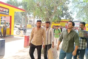 UP News: ईद से पहले जेल में पिता आजम खान से मिले अब्दुल्ला, 19 महीने बाद हुई मुलाकात