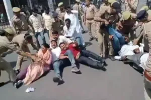 राणा सांगा विवादः सपा सांसद के घर पर हुए हमले के विरोध में समाजवादी छात्र सभा ने किया विरोध प्रदर्शन, जमकर की नारेबाजी