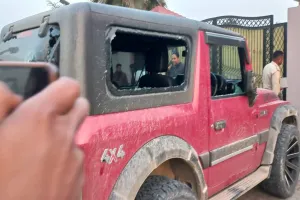 रामपुर : कार में बैठे पूर्व जिपं अध्यक्ष के पुत्र पर जानलेवा हमला, भागकर बचाई जान