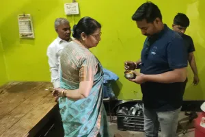 कासगंज : कन्या प्राथमिक विद्यालय में बासी रोटी देने से भड़की राज्य महिला आयोग की सदस्य