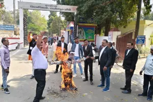 लखीमपुर खीरी: राजपूत करणी सेना ने सपा राज्यसभा सांसद का फूंका पुतला