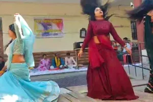 कासगंज : होली मिलन समारोह...तुनक-तुनक तू तुन्ना पर नर्तकियों ने लगाए ठुमके