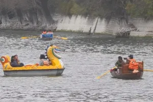 बिना लाइफ जैकेट नौकायन पर तीन पर्यटकों के खिलाफ कार्रवाई