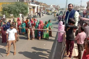 शाहजहांपुर: शराब की दुकान के विरोध में महिलाओं का प्रदर्शन, लगाया जाम