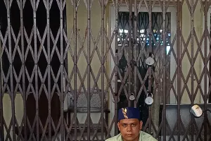 सड़क पर नहीं हुआ डामर, लोनिवि कार्यालय में तालाबंदी    