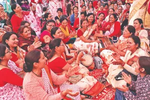 राधे नंद कुंवर समझाय रही, होली लेलो फागुन ऋतु आय रही ने बांधा समां   