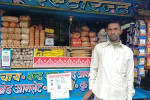 दो साल पुरानी  कवायद लाई रंग, ठेले-फड़ वालों ने दुकानों के आगे वेंडर कार्ड किये चस्पा