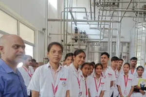 Bareilly: कैसे दूध की होती है पैकेजिंग और शुद्धिकरण? मिल्क फैक्ट्री का विद्यार्थियों ने किया भ्रमण