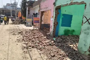 लखीमपुर खीरी में मकानों पर लगे लाल निशान, अब तोड़े जाएंगे...सड़क चौड़ीकरण का काम तेज