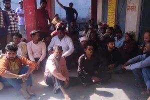 बदायूं: पालिका परिसर में सफाईकर्मियों का हंगामा, जल्द मांगों को पूरा करने की मांग