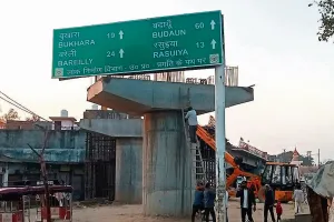 Bareilly: पिताबंरपुर ओवरब्रिज...सर्विस लेन बनाने की जगह नहीं ! 40 प्रतिशत पुल बना डाला