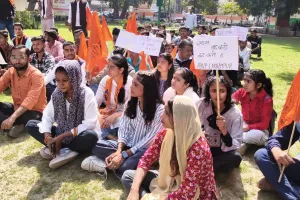 लखीमपुर खीरी : ABVP ने डीएम कार्यालय का घेराव कर किया धरना-प्रदर्शन
