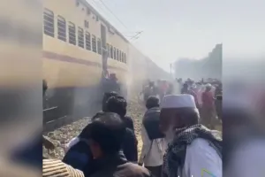 कासगंज : ट्रेन की बोगी के नीचे से उठा धुआं, ट्रेन रुकते ही कूद कर भागे यात्री