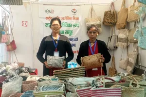 सरस मेले में कॉटन के बैग और फ्लावर पॉट की धूम        