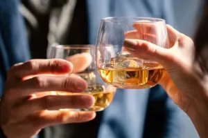 बदायूं: शराब के शौकीनों ने होली पर खूब कराई कमाई, 10 करोड़ की मदिरा कर गए चट