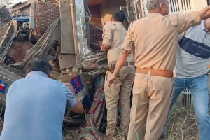 फर्रुखाबाद में गाटर लदा ट्रक अनियंत्रित होकर खाई में पलटा, चालक की मौत व हेल्पर घायल, हादसे के बाद मची चीख-पुकार