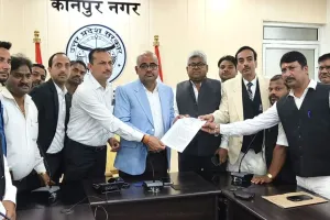 कानपुर में अधिवक्ता की हत्या का विरोध; अधिवक्ताओं ने DM को सौंपा ज्ञापन, ये मांगें की...