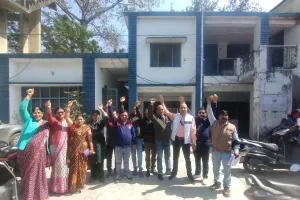 पानी नहीं आ रहा... रोज 800 रुपये देकर मंगाते हैं टैंकर