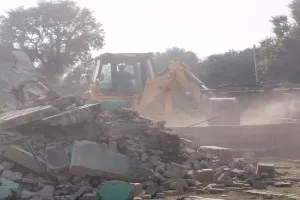 बहराइच: कड़ी सुरक्षा के बीच 30 साल पुराने मदरसे पर गरजा बाबा का बुलडोजर, कोर्ट के आदेश पर हुई कार्रवाई, जाने पूरा मामला