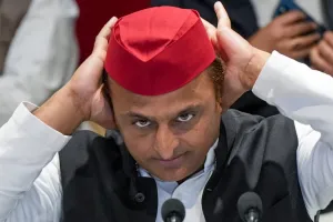 नाविक पिंटू महरा की कमाई पर UP में मची रार, विपक्ष ने की जांच की मांग, अखिलेश ने कहा- महिमामंडन से पहले 'पातालखोजी’ पहले पता कर लिया करें