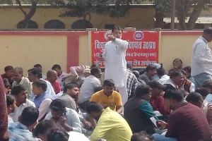 अयोध्या: शोषण का आरोप लगा धरने पर बैठे 2500 से अधिक मीटर रीडर