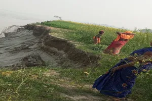 अयोध्या: मदराही में कटान से 10 किसानों के 37 बीघा फसल नदी में समाई