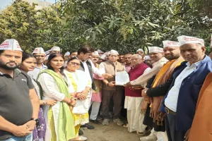 अयोध्या: गांधी पार्क से सांसद आवास तक शिक्षकों और कर्मचारियों ने निकाला मार्च, पुरानी पेंशन बहाली की मांग 