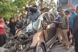 Basti News: कंटेनर की चपेट में आने से कार के उड़े परखच्चे, पांच लोगों की मौत, तीन घायल 