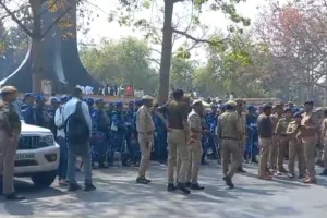 लखनऊ में आजाद समाज पार्टी का जोरदार प्रदर्शन, हजारों की संख्या में परिवर्तन चौक पहुंचे कार्यकर्ता, विधानसभा के रास्ते पर कड़ा पहरा